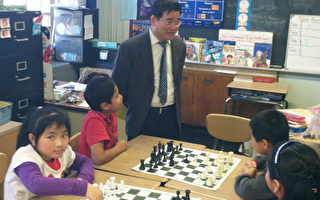 动脑促进学习 顾雅明鼓励学童下棋