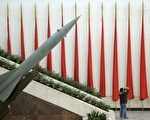 美国前国防部高级官员卡伯公布研究认为，中国的核武器可能多达3000枚。不过一些美国核问题专家对这个研究有关中国核武器规模的推理和结论公开提出质疑， 并称报告是“散布谣言”。图为导弹模型。（LIU JIN / AFP）
