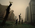 中國已成為大氣污染最嚴重的國家之一，58%城市空氣中所含懸浮粒子濃度超過世界衛生組織標準5倍，各地市民就相當於「吸塵機」和「過濾器」。（STF: PETER PARKS / AFP ImageForum）