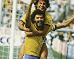 巴西前足球明星苏格拉底（Socrates）(前)，图摄于1986年。（Staff: Bongarts / Getty Images）