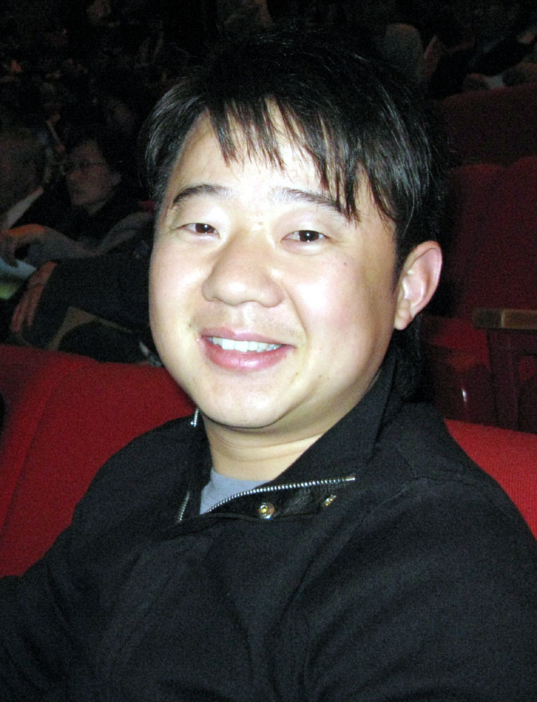 中华少林禅武协会毯子功教练肖进才观赏演出后表示,神韵令他沉醉在节目的氛围里(大纪元)