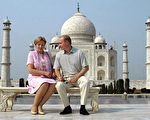 2000年10月04日普京访问印度，和夫人柳德米拉参观泰姬陵（摄影: JOHN MACDOUGALL / AFP）