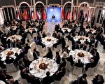 12月5日，来自80多个国家的代表聚集波恩，讨论在2014年国际作战部队撤离阿富汗后这个饱受战争蹂躏的国家的未来发展路线。图为2011年12月4日，德国外长韦斯特韦勒在德国西部波恩附近Koenigswinter的彼得斯贝格酒店晚宴上发言。（AFP PHOTO / PATRIK STOLLARZ）