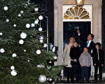 卡梅伦参加首相府门前圣诞树点亮仪式。(ADRIAN DENNIS/AFP/Getty Images)