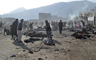 2011年12月6日，阿富汗首都喀布爾市1座什葉派清真寺發生自殺炸彈攻擊，造成100多人傷亡。（圖片來源：MASSOUD HOSSAINI / AFP）