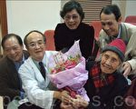 高龄103岁的人瑞阿嬷王洪癸桃7日由儿子、媳妇以及孙子陪同，献花给帮她动手术的胃肠外科谢建勋主任（前左），并感谢高医医疗团队的照护。（摄影: 杨秋莲 / 大纪元）