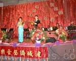 僑聲音樂社陳念蘭(左)和許金英的演唱。(攝影﹕仇錦光/大紀元)