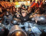 俄罗斯6日爆发大规模的选举舞弊示威抗议，遭到军警强制驱离。图为反对党团结运动领袖宁左夫被捕。（AFP）