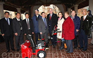 中華公所贈予哥倫布公園鏟雪車