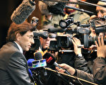 2011年12月8日，歐盟成員國和歐盟國家領導人在歐盟總部布魯塞爾參加非正式晚餐聚會，圖為比利時首相埃利奧·迪呂波面對媒體的高度關注。（AFP PHOTO / GEORGES GOBET）
