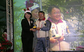 黄市长致赠感谢状给里长王广礼，以感谢其大力推动学电脑。  （摄影：苏泰安／大纪元）
