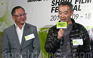 对于影片被禁，导演田壮壮(右)显得相当不解与无奈。(左为杜琪峰。)（摄影:蔡雯文/大纪元）