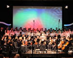 巴露華交響樂團（Bravura Philharmonic Orchestra）於12月4晚舉行的佳節音樂盛會。中為樂隊指揮林巧慈女士。（攝影：李荔/大紀元）