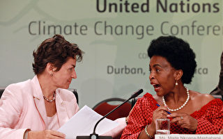 经过长达30个小时会议后，联合国气候会议于11日在南非城市德班闭幕，与会各方达成了一份被称作“德班平台”的协议文件，决定建立德班增强行动平台特设工作组、实施《京都协议书》第二承诺期并启动绿色气候基金。（STR: RAJESH JANTILAL / AFP ImageForum）