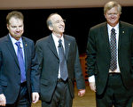 2011年12月1日，美國科學家裏斯、以色列科學家波爾馬特和澳籍物理學家施密特（從左至右）共同分享2011年度諾貝爾物理學獎。（圖片來源：BERTIL ERICSON/AFP/Getty Images）
