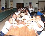 旧金山一家公立小学（George Washington Carver Elementary School）的学生正在学校欢快地吃午餐。教育经费的削减将严重影响他们所受教育的质量。 （摄影：吴雅儒/大纪元）