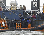 中国船只在韩国水域非法捕鱼被查获，并与韩国海警发生冲突。（STR: WON DAI-YEON / AFP ImageForum）