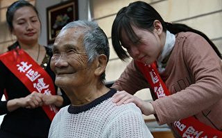 92歲的徐阿滿爺爺第一次享受如此舒適的服務，他很高興的表示以後要常來。（攝影：許享富／大紀元）