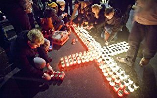 2011年12月12日晚，示威者聚集在前波共第一书记雅鲁泽尔斯基的住宅外，举行烛光守夜活动。（AFP PHOTO/ WOJTEK RADWANSKI）