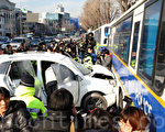 13日下午，韩国人袁某驾车撞击护卫中共大使馆的警车。他说，撞击中共大使馆就是为了将海警冤死之事告诉全世界。（摄影：全宇/大纪元）