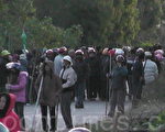 12月11日凌晨四點半左右，一千多名警察再次偷襲陸豐烏坎村，五千多村民拿起棍棒、農具把守村口，與警察對峙。（村民提供）
