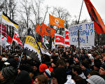 成千上万的俄罗斯民众在12月10日，手持标语涌入莫斯科，抗议国会选举舞弊，要求普京总理下台。（摄影：Harry Engels/Getty Images）