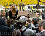 11月“占领华尔街”运动，警方驱离纽约祖科提公园的抗议民众并逮捕多名拒绝离开的示威者。（摄影：戴兵/大纪元）
