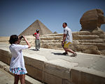 埃及吉萨金字塔群的最终神秘面纱有望在明年解开。一间英国机器人制造公司将在2012年首次开启埃及吉萨金字塔核心密室的大门，为全球考古学家解开千古谜团。图为埃及金字塔与人面狮身像（Staff: Peter Macdiarmid / 2011 Getty Images）