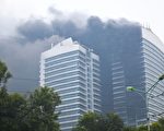 2011年12月15日，越南河内市电力集团（EVN）兴建中的电信中心惨遭火噬，至少有6人烧成重伤。（AFP PHOTO/STR）