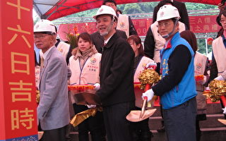 淡北道路工程动土典礼由新北市市长朱立伦主持 右侧立委吴育昇。（摄影:傅玟瑛/大纪元）