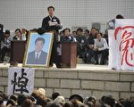 2011年12月16日，烏坎村的村民悼念薛錦波。薛錦波是今年9月份在廣東汕尾的一場抗暴行動中被警察抓捕，在拘留期間去世的（AFP PHOTO）