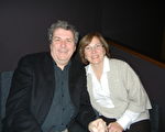 達拉斯歌劇團製作總監約翰‧托依爾與妻子於2011年12月17日一起來觀賞了神韻演出。（攝影:康浩行/大紀元）