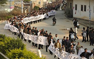 12月17日，烏坎村村民繼續在村內遊行。（AFP ImageForum）
