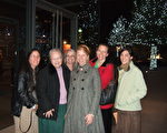 雪莉‧史密斯（Shirley Smith）和六位女友： 衛姬（Virgie）、戴安娜（Diana）、薩拉（Sarah）、 貝絲（Beth）、克里斯汀（Kristen）等一起觀看了12月17日晚的神韻演出。（攝影：李新/大紀元）