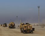 2011年12月18日，美国驻伊拉克部队的最后一支车队离开伊拉克（AFP PHOTO/POOL/LUCAS JACKSON）