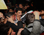 2011年12月18日，以色列释放550名巴勒斯坦囚犯，完成第二阶段换俘协议。图为民众簇拥一名巴勒斯坦囚犯。（图片来源：SAID KHATIB / AFP）