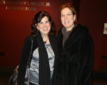 卡克斯太太與赫特曼太太，12月18日週日下午，在達拉斯AT&T表演藝術中心溫斯皮爾歌劇院觀賞了神韻演出，她們贊歎神韻演出美麗非凡，贊賞主持人的介紹，將文化栩栩如生展現。（攝影：康浩行/大紀元）