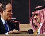 沙特阿拉伯王子阿尔瓦利德（右），周一（19日）表示，自己和旗下的“王国控股”投资公司，将投资3亿美元，买下Twitter的部分股票。（摄影：STAN HONDA/AFP/Getty Images）
