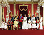 資料圖片：威廉王子和凱特大婚時，與雙方家人合影。畫面左邊為威廉王子的親人，右邊為凱特的家人。(Hugo Burnand/Clarence House - WPA Pool/Getty Images)