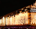充满圣诞节日气氛的巴黎Galeries la Fayette