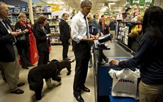 无法陪妻女 奥巴马带爱犬购物
