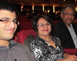 新闻和通信系前系主任、印巴裔教授卡瑞‧卡瑞（Karim H. Karim）和妻子及儿子一同来看21日的神韵演出。他说，神韵内涵非常精深。（摄影：梁耀/大纪元）