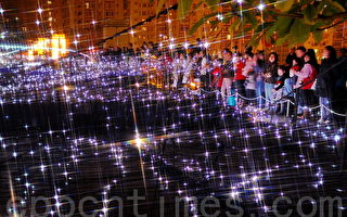 沙田新城市廣場的空中花園於今年聖誕主題為「白雪星光遊園」，以LED燈構成浩瀚的藍色星海，營造出震撼亮麗的奇幻。（攝影:宋祥龍/ 大紀元）