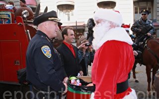 旧金山警察消防员赠礼贫穷儿童