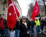 2011年12月22日，约有1,000名土耳其后裔法国人举行了一整个早晨的抗议活动。（AFP PHOTO/FRED DUFOUR）