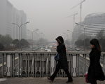 世卫组织不久前对全球1081个城市的空气悬浮微粒进行了排名，中国有18个城市排在1千名以后，其中北京排在第1035位。图为穿过二环路的行人。（Staff: MARK RALSTON / 2011 AFP）