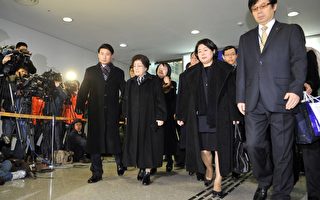 2011年12月26日，韩国已故前总统金大中的遗孀李姬镐(左二）和现代集团已故会长郑梦宪的夫人玄贞恩（右二）等人，前往平壤吊唁金正日。（AFP PHOTO/JUNG YEON-JE）
