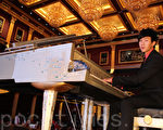 林俊杰弹奏要价8500万的水钻钢琴，以音符传递出他对爱情总是“学不会”。（图／华纳提供）