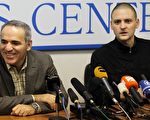 尤达佐夫又被判。图为领导极左翼“左翼阵线运动”（Left Front Movement）的尤达佐夫（Sergei Udaltsov，右）和俄罗斯反对派领导人、前世界棋王卡斯帕罗夫（Garry Kasparov，左）出席2011年10月5日在莫斯科举行的新闻发布会。（AFP AFP PHOTO/ALEXEY SAZONOV）