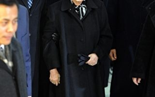 韩国已故前总统金大中的夫人李姬镐(中)率团，26日启程前往平壤，参加金正日的吊唁活动。（STF: PRAKASH SINGH / AFP ImageForum）